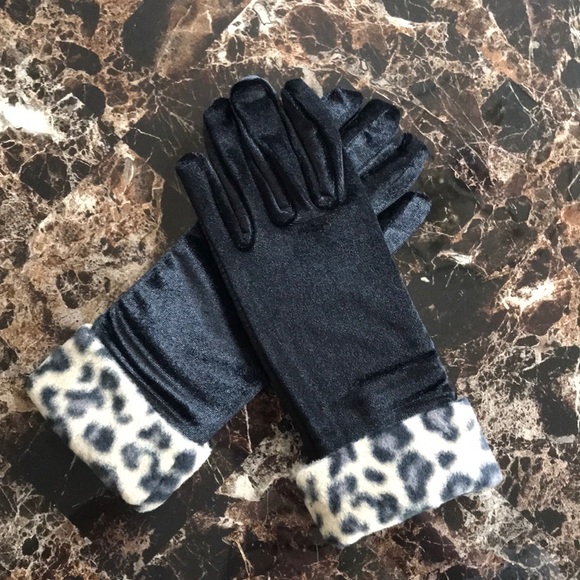 Leopard Print Felt Gloves - Picture 2 of 4